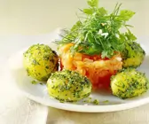 Lachsforellentatar mit Kräuterkartoffeln