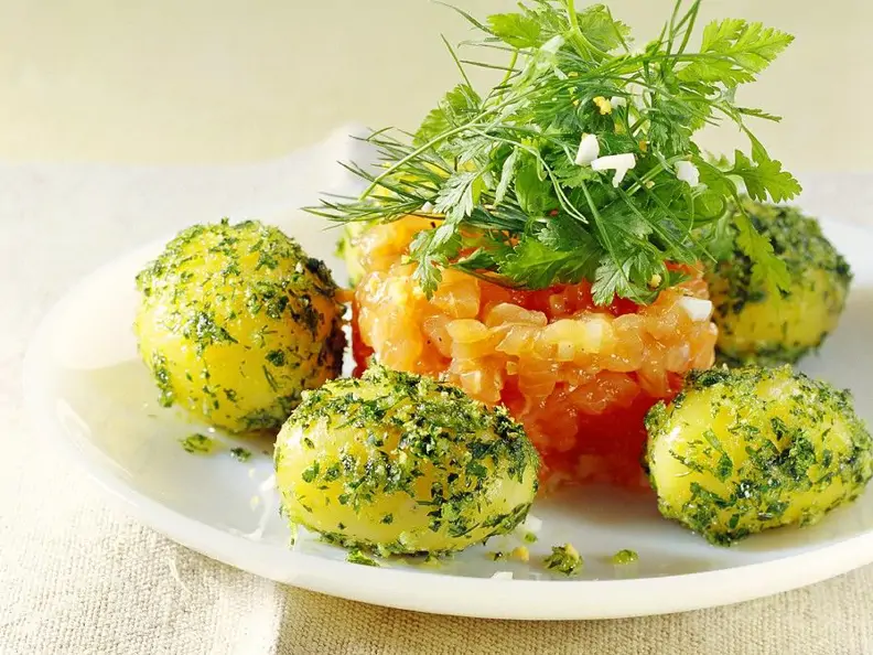 Lachsforellentatar mit Kräuterkartoffeln