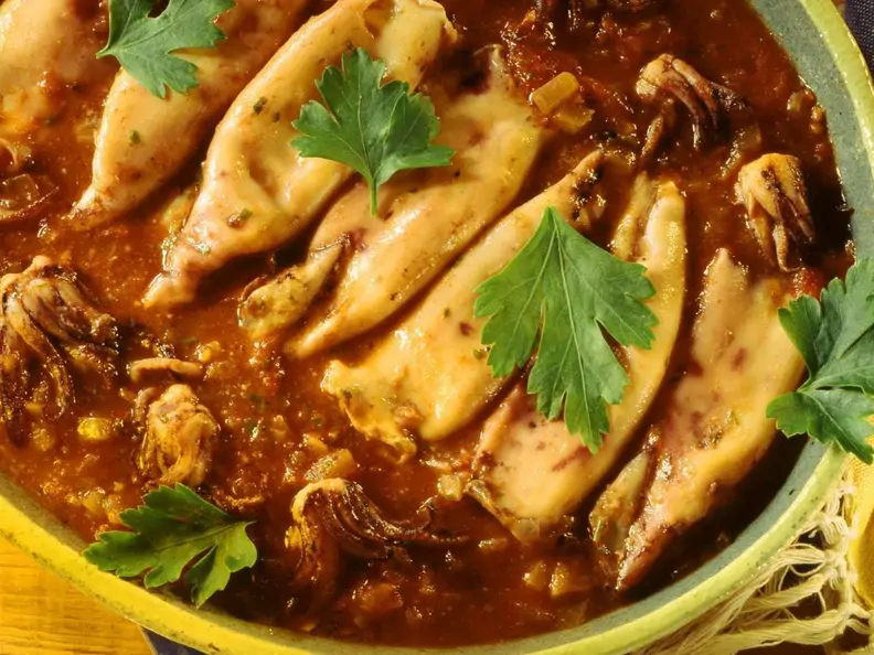 Tintenfisch mit Tomatensauce