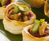 Rote-Bete-Törtchen mit grünem Spargel