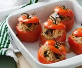 Mit Risotto gefüllte Tomaten