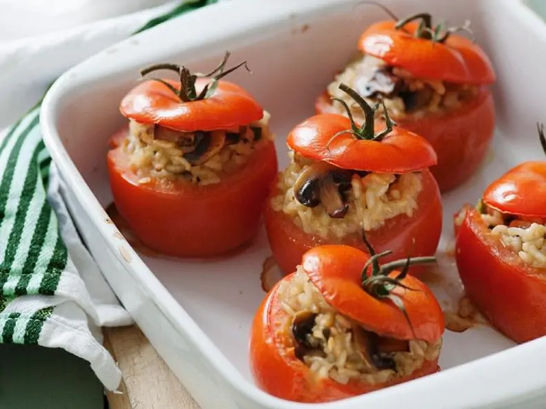 Mit Risotto gefüllte Tomaten