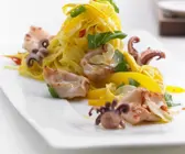 Safrannudeln mit Tintenfisch