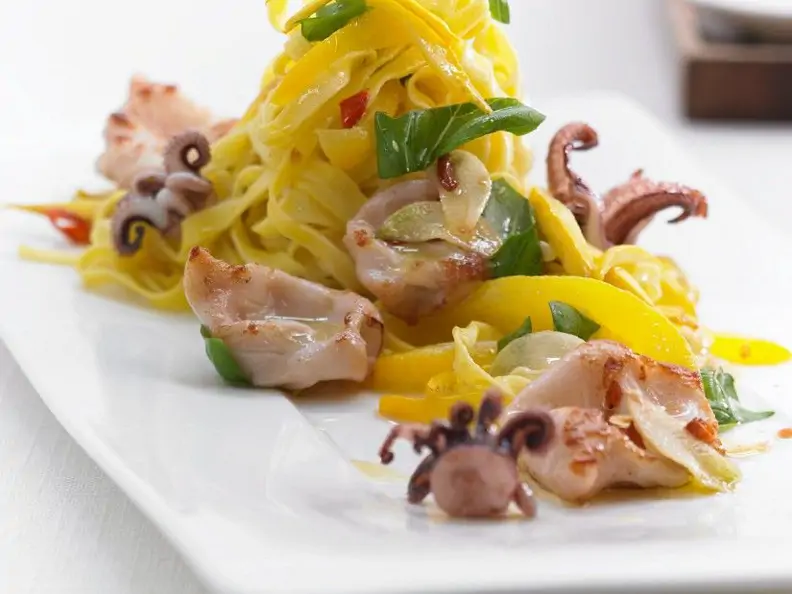 Safrannudeln mit Tintenfisch