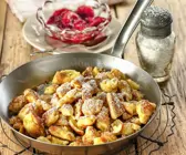 Kaiserschmarrn in einer silbernen Pfanne