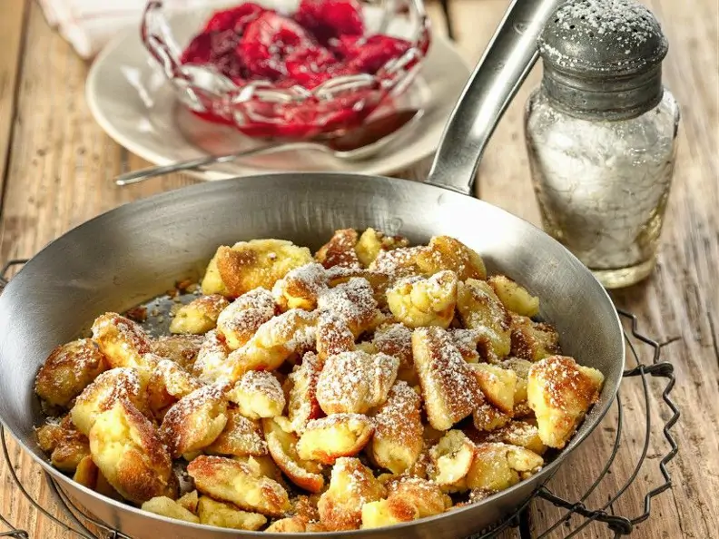 Kaiserschmarrn in einer silbernen Pfanne