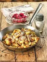 Kaiserschmarrn in einer silbernen Pfanne