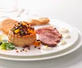 Entenbrust mit Linsensalat im Blätterteigtörtchen
