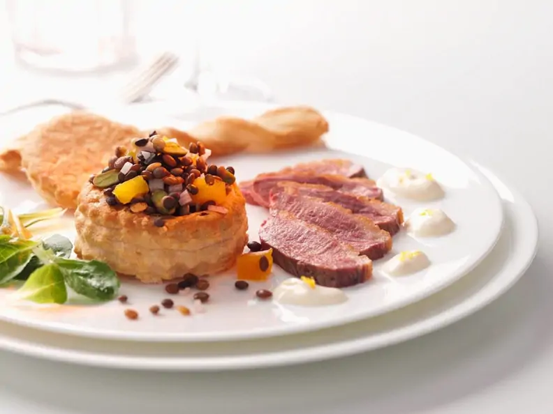 Entenbrust mit Linsensalat im Blätterteigtörtchen