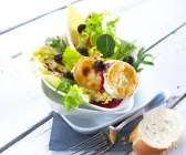 Fruchtiger Salat mit Ziegenkäse