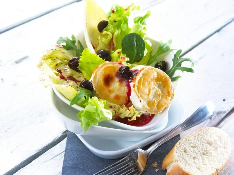 Fruchtiger Salat mit Ziegenkäse