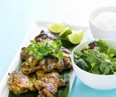 Gegrillte Hähnchenteile mit Salat