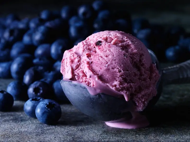 Joghurteis mit Blaubeeren