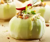 Mit Hackfleisch gefüllte Kohlrabi