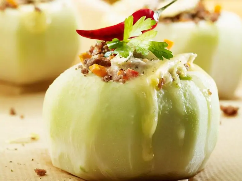 Mit Hackfleisch gefüllte Kohlrabi