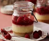 Käsekuchen mit Himbeeren im Glas