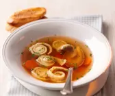 Fleischbrühe mit Pfannkuchenstreifen