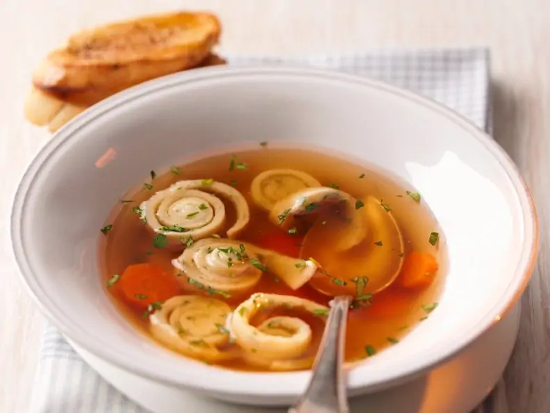 Fleischbrühe mit Pfannkuchenstreifen