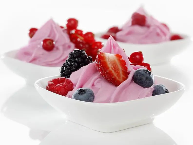 Joghurteis mit Beeren