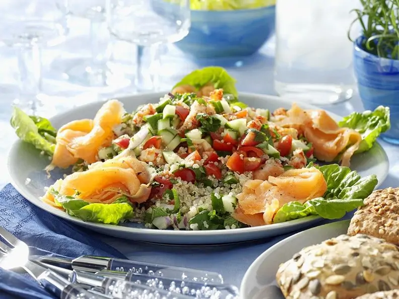 Bulgursalat mit Lachs