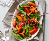 Gemischter Salat mit Pfirsich und Pilzen