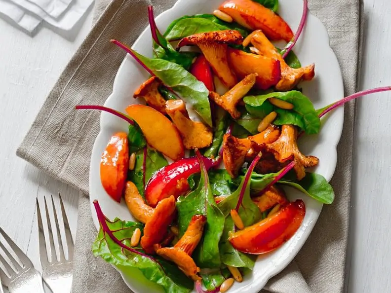 Gemischter Salat mit Pfirsich und Pilzen