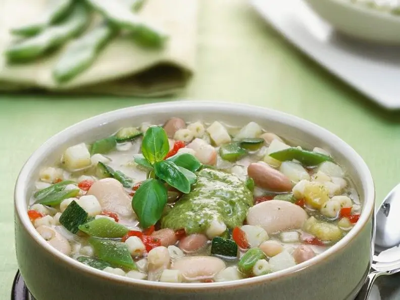 Gemüsesuppe mit weißen Bohnen