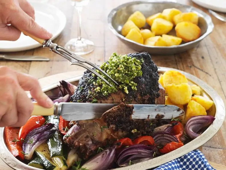 Lammkeule mit Gemüse