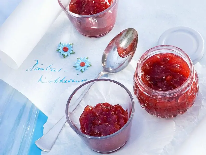Pfirsichkonfitüre mit Himbeeren