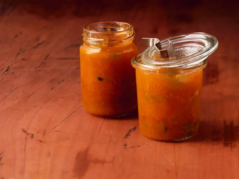 Marmelade mit Aprikosen, Gurke und Minze