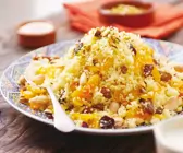 Marokkanischer Couscous mit Trockenobst und Nüssen