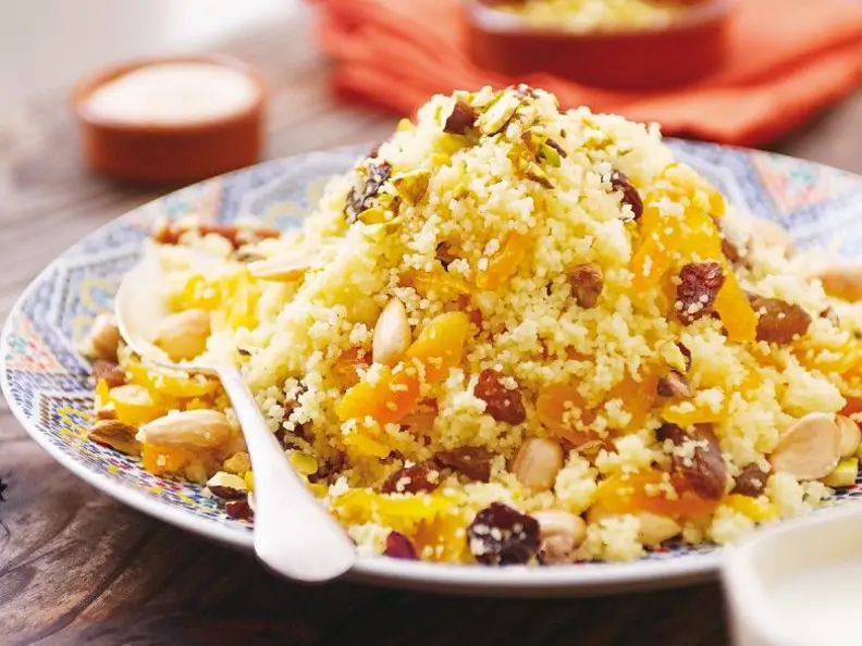 Marokkanischer Couscous mit Trockenobst und Nüssen