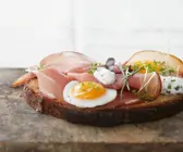 Brot mit Schinken und Ei 