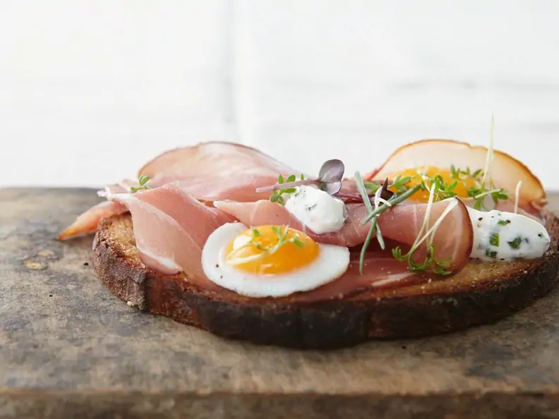 Brot mit Schinken und Ei 
