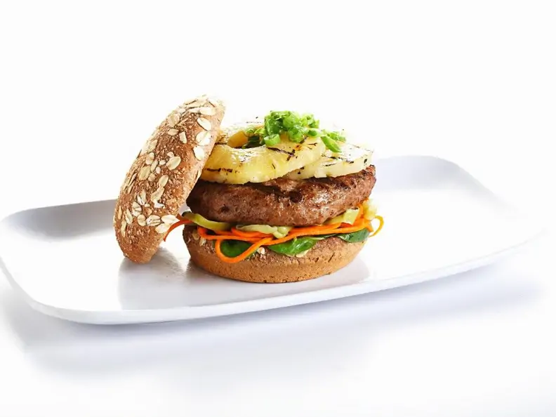 Vollkornburger mit Truthahn und Ananas