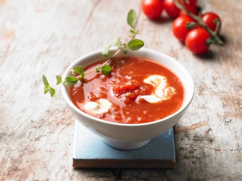 Tomatensuppe mit Kräutern