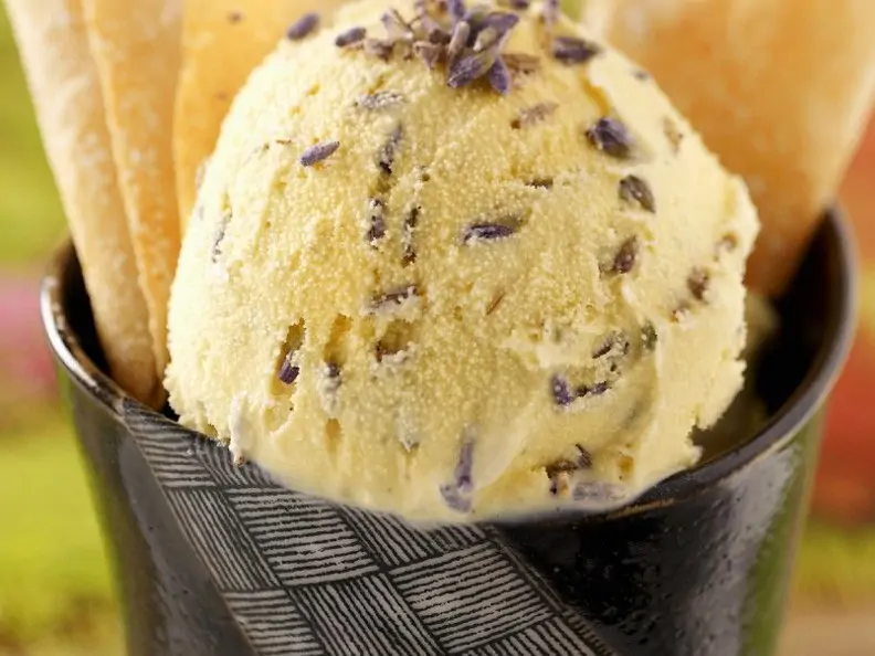 Eis mit Lavendel