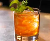 Eisgekühlter Wodka-Minz-Tee