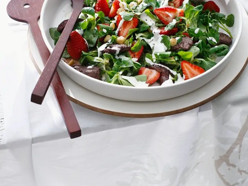 Salat mit Huhn und Erdbeeren