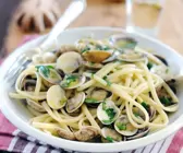 Pasta mit Muscheln und Weißweinsauce