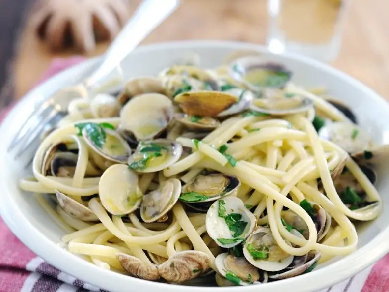 Pasta mit Muscheln und Weißweinsauce