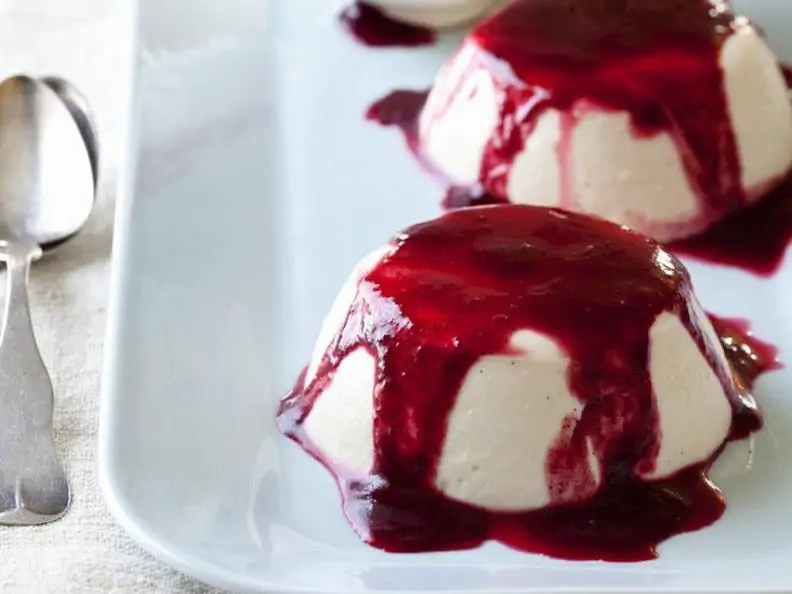 Panna Cotta mit Beerensoße