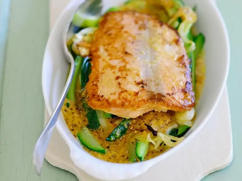 Lachs auf Zucchinispalten