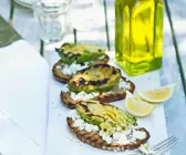 Avocado vom Grill mit Feta auf Brot