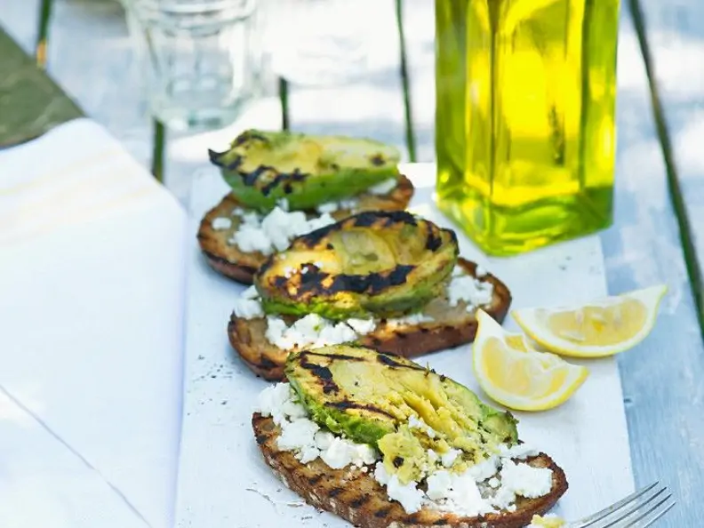 Avocado vom Grill mit Feta auf Brot