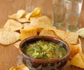 Salsa aus Tomatillo mit Tortillachips