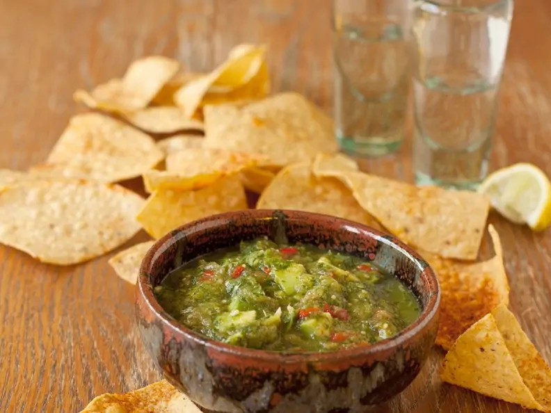 Salsa aus Tomatillo mit Tortillachips