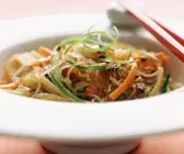 Glasnudelsalat mit Karotten und Gurke