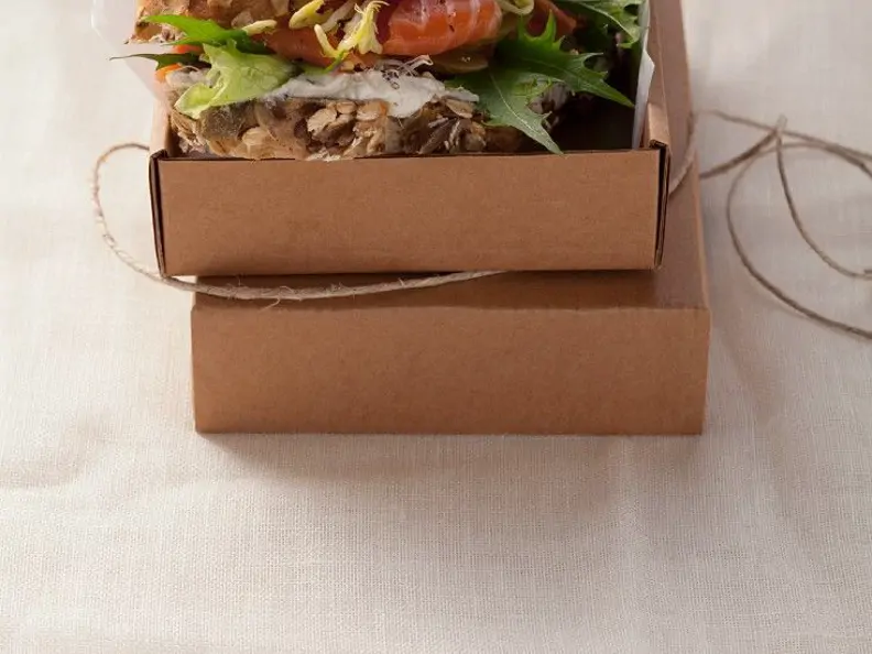 Sandwich mit Räucherlachs und Sprossencreme