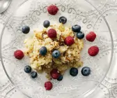 Getreidebrei aus Quinoa mit Beeren und Feigen